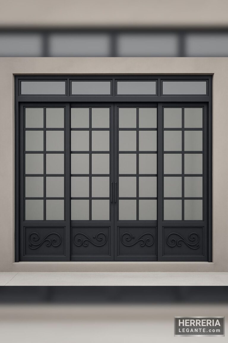puerta de herrería corrediza de cuatro hojas con laterales fijos, ventana superior y ornamentos forjados
