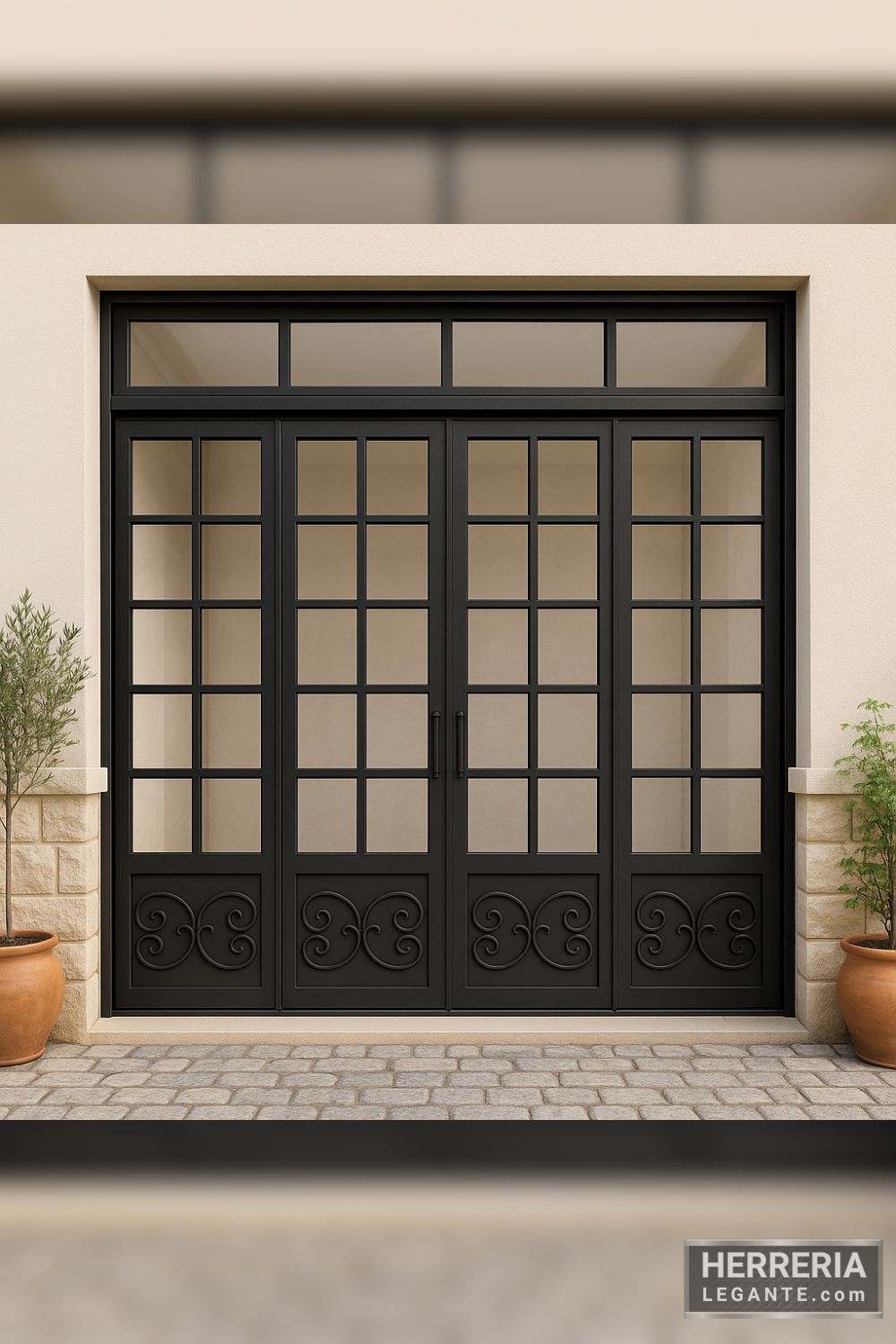 puerta de herrería corrediza de cuatro hojas con laterales fijos y ventana superior; cuadrícula de vidrio arriba y panel inferior con ornamentos forjados, vista exterior residencial