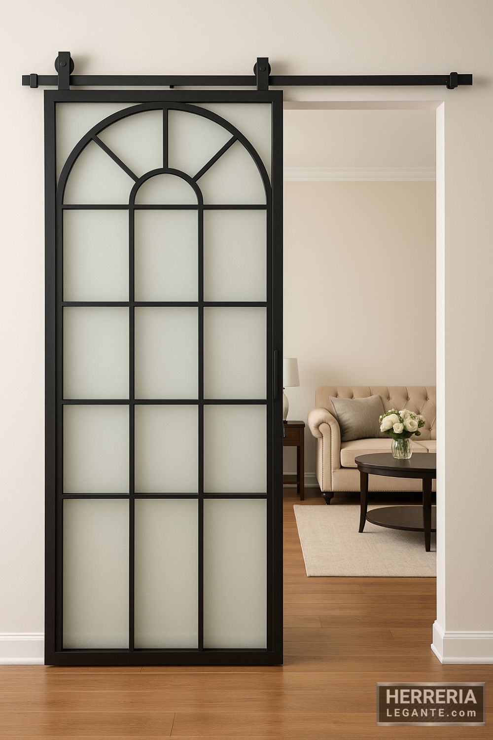 puerta corrediza de herrería con vidrio esmerilado y arco decorativo entre sala y oficina del hogar