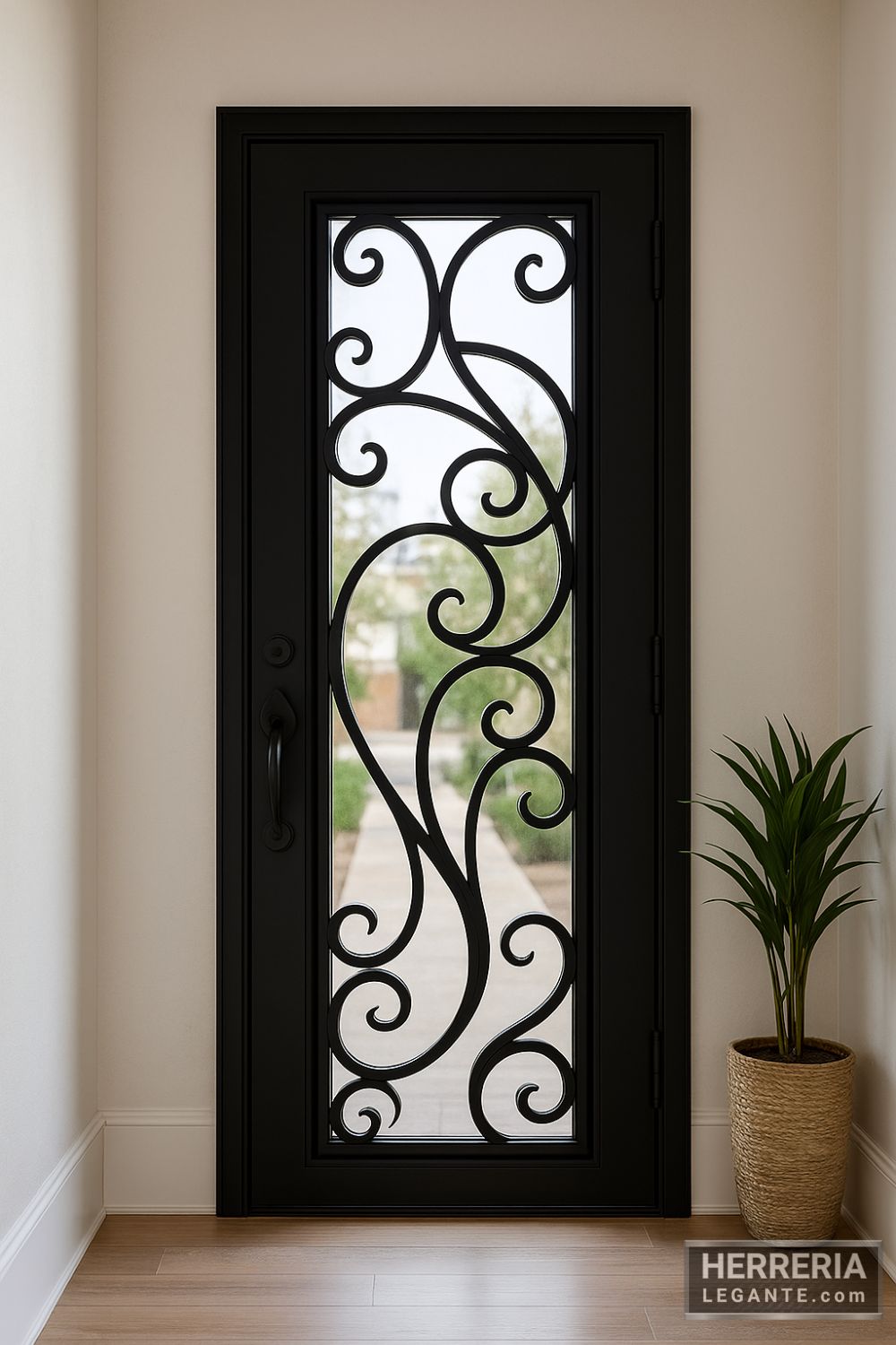 puerta de herrería negra delgada con vidrio central y forja en curvas, en interior con piso de madera y planta decorativa