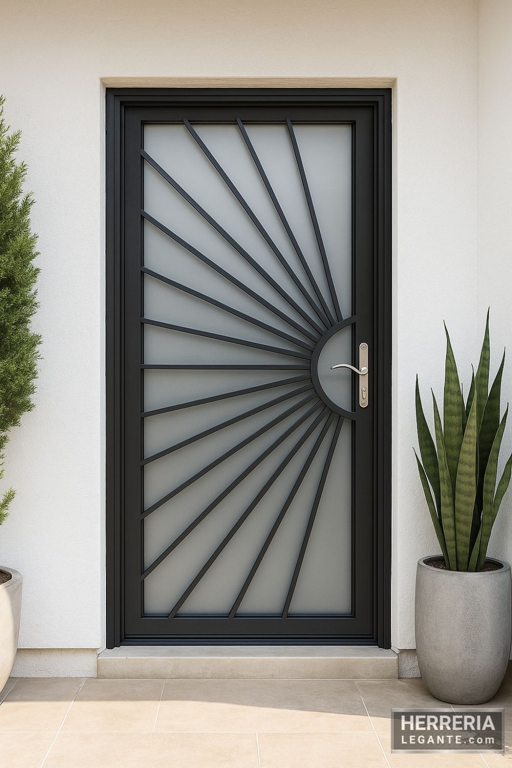 puerta de herrería negra con diseño radial tipo abanico y vidrio opaco, en fachada blanca con macetas grises y plantas decorativas