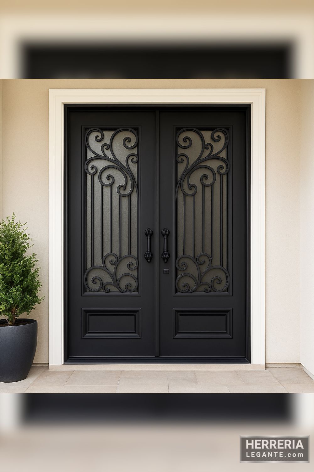 puerta de herrería doble negra con vidrio esmerilado y diseño de forja curvilínea, en fachada crema con planta en maceta