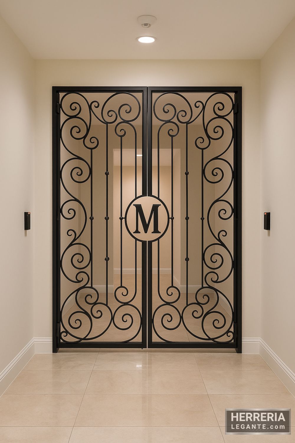 Puerta de herrería doble con diseño de espirales y monograma central, instalada en entrada interior de edificio residencial con paredes claras y piso de mármol