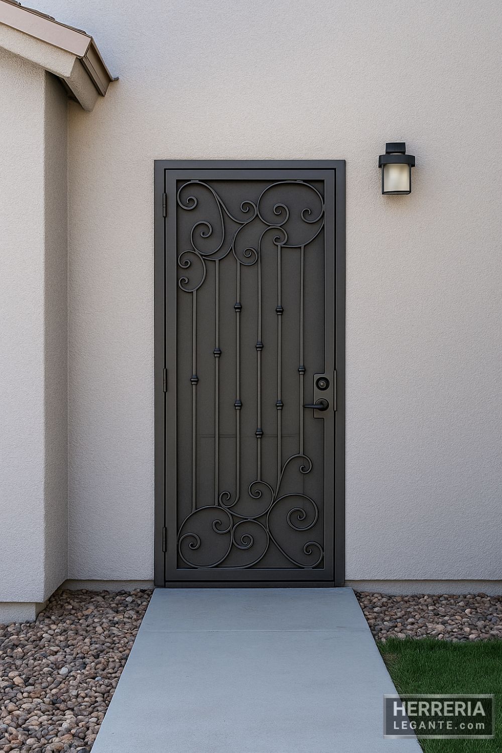Puerta de herrería económica y liviana con barras verticales y detalles curvos, instalada en acceso lateral de vivienda con pared de estuco claro
