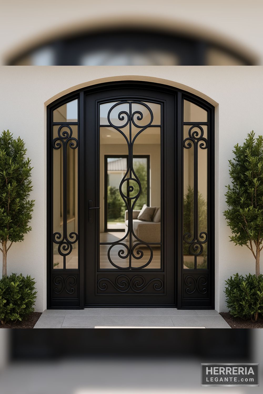 puerta de herrería elegante con arco y laterales fijos decorados, vista desde exterior hacia sala interior