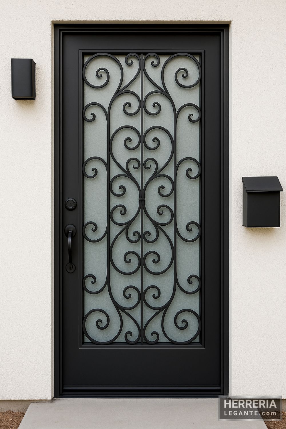 Puerta de herrería elegante con barrotes curvos y vidrio esmerilado en fachada de casa de campo urbanizada