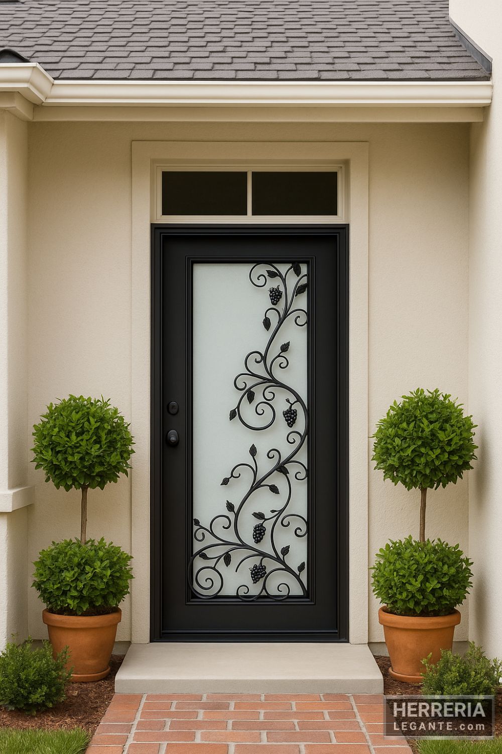 Puerta de herrería negra con vidrio esmerilado y diseño de enredadera, instalada en fachada con jardín frontal y macetas decorativas
