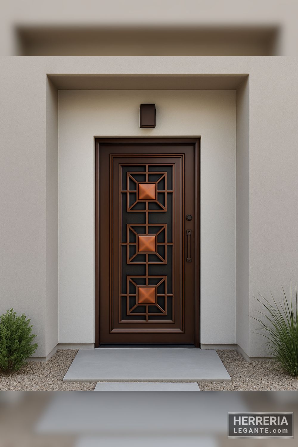 Puerta de herrería con diseño geométrico y detalles en cobre instalada en fachada minimalista de color gris claro