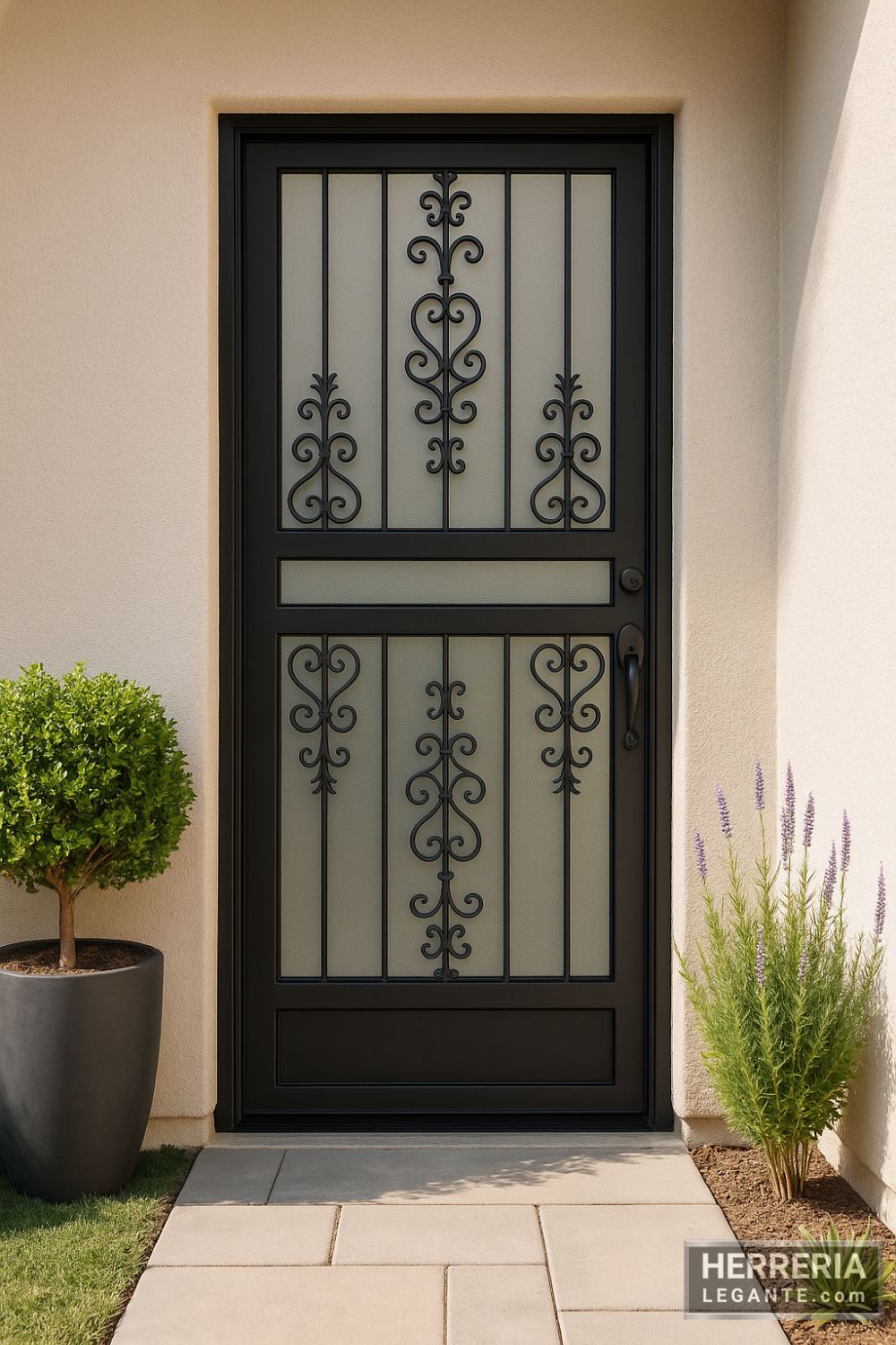 puerta de herrería negra con doble panel y detalles de forja clásica, en fachada beige con maceta de arbusto y plantas decorativas
