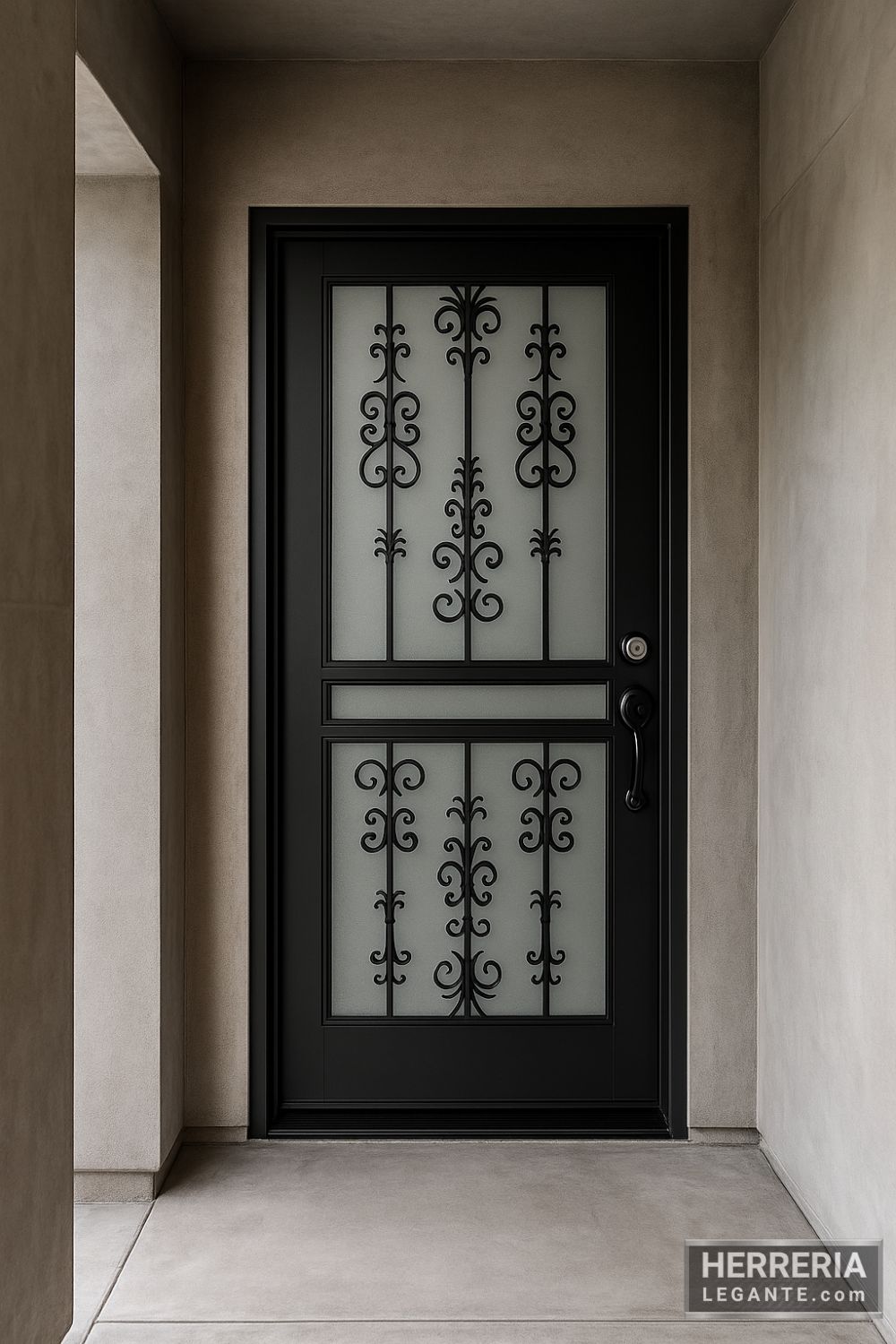 puerta de herrería negra con doble panel y detalles de forja clásica, en entrada con paredes de concreto liso y piso gris claro