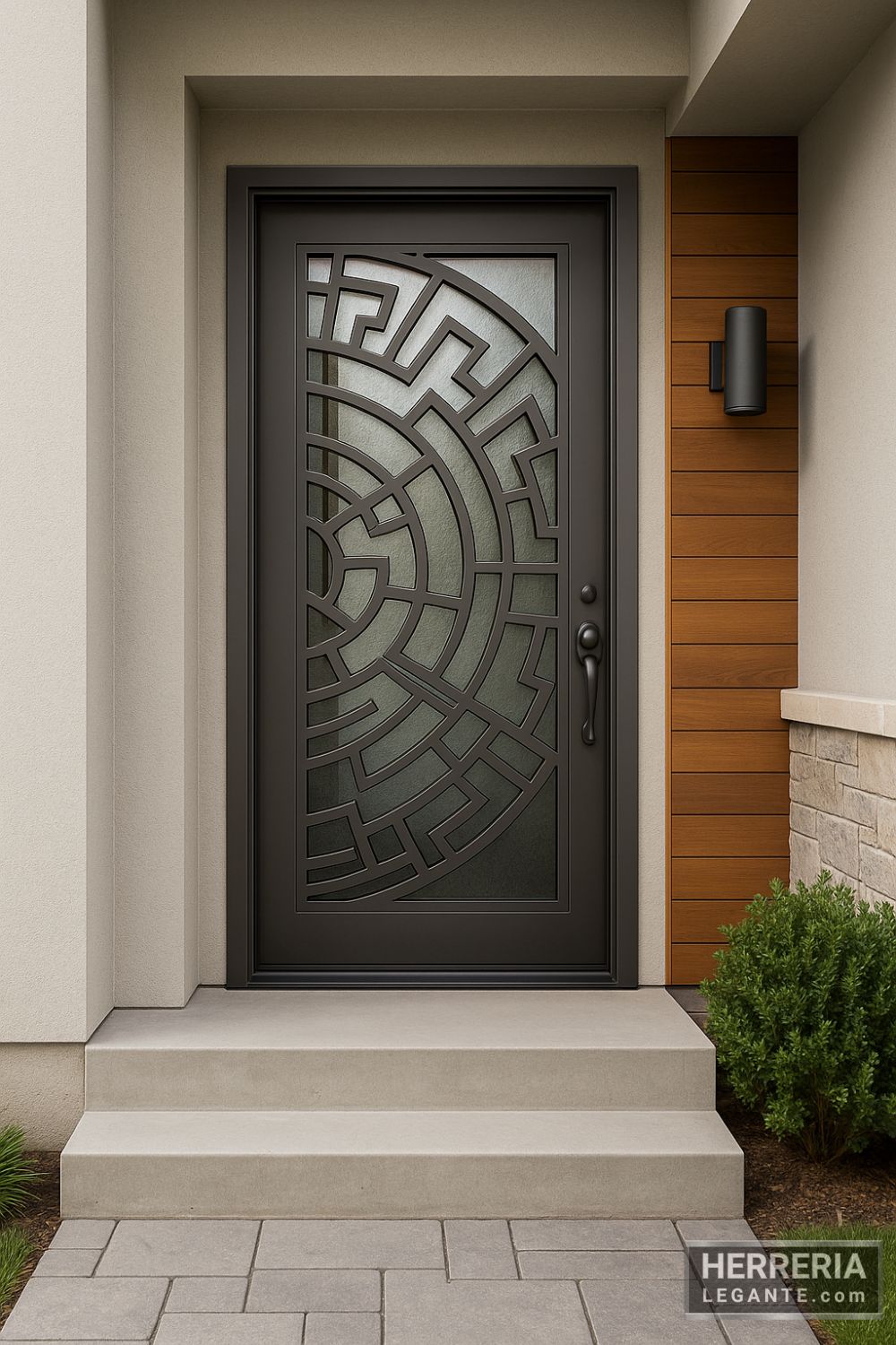Puerta de herrería geométrica en acabado metálico satinado instalada en fachada contemporánea con muros grises, revestimiento de madera y detalles en piedra