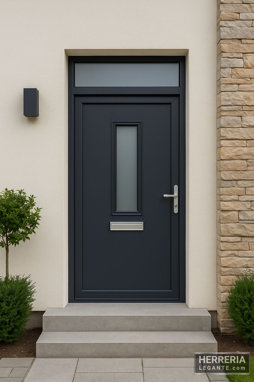 puerta de herrería moderna color grafito con vidrio alargado central, en fachada clara con detalles en piedra y acceso frontal de día