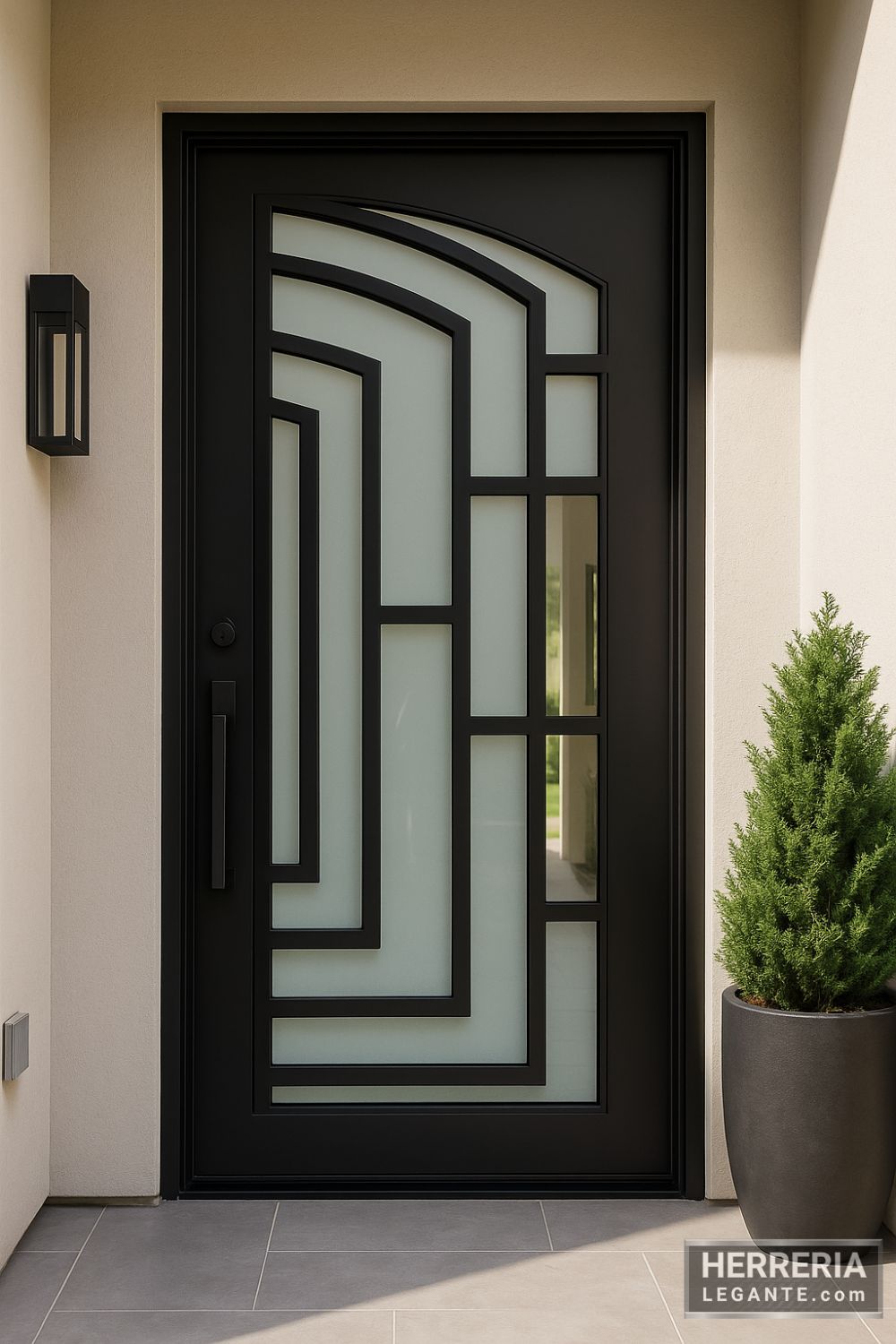 puerta de herrería moderna con diseño geométrico en hierro negro y vidrio esmerilado, instalada en fachada minimalista de color claro con detalles arquitectónicos rectos