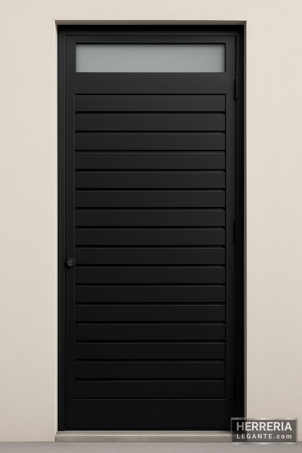 puerta de herrería sencilla con franjas horizontales y tragaluz superior rectangular, ideal para entradas secundarias en viviendas urbanas
