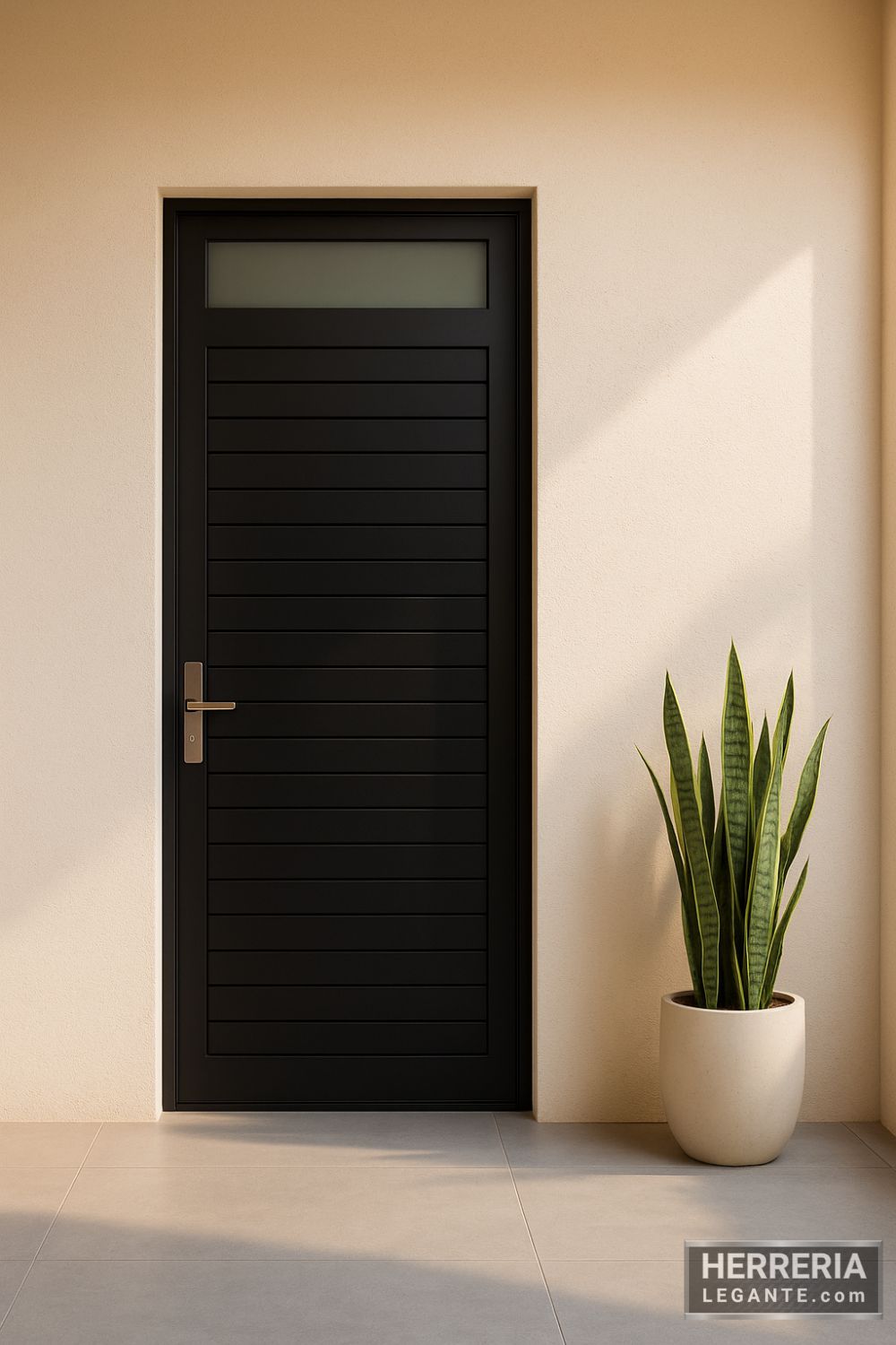 puerta de herrería negra con franjas horizontales y tragaluz superior, instalada en fachada renovada de vivienda tradicional con acabados neutros y entrada peatonal moderna