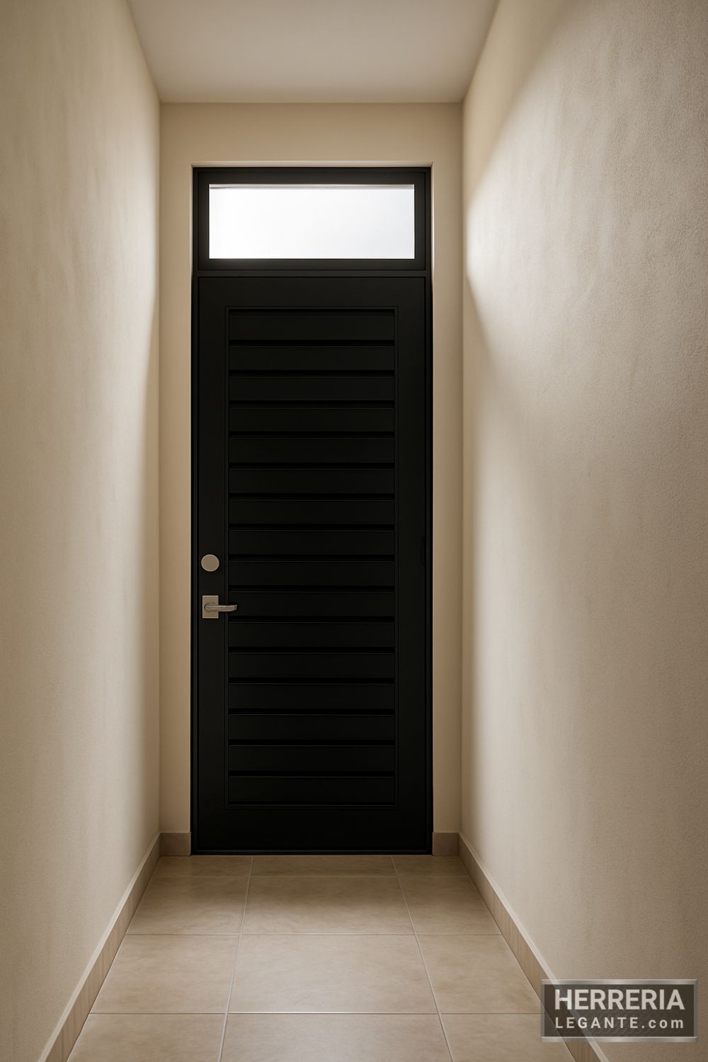 puerta de herrería negra con franjas horizontales y tragaluz rectangular, instalada en pasillo interior iluminado naturalmente, ideal para mejorar la luz en espacios reducidos